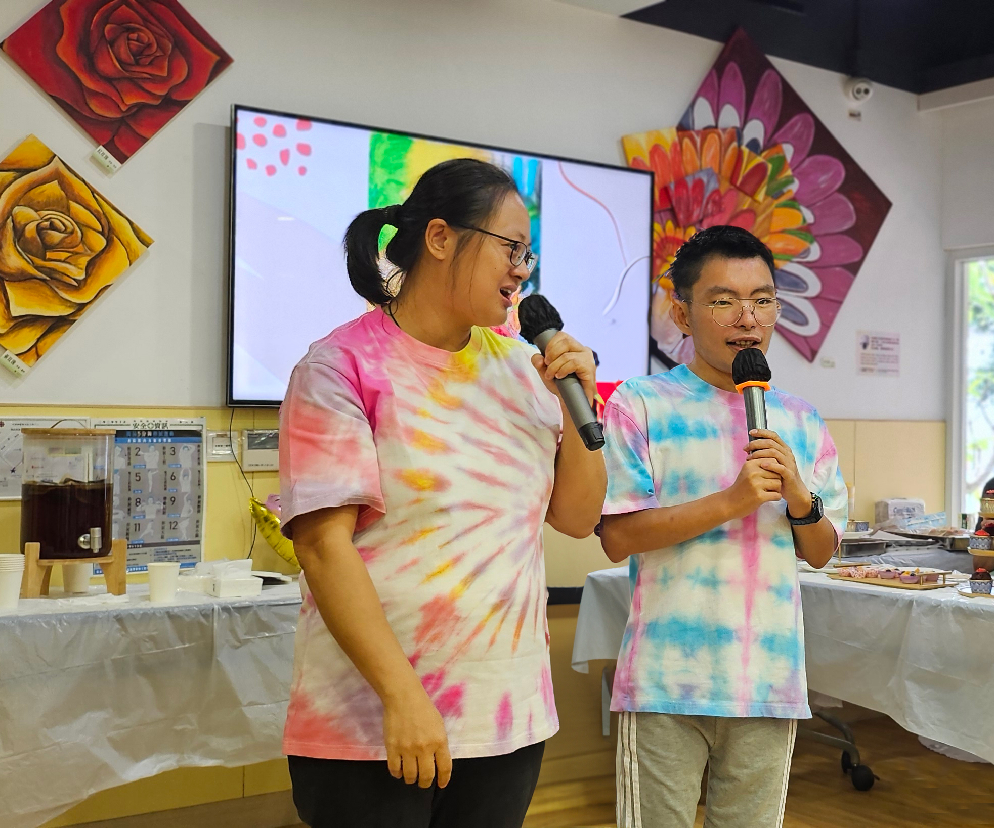 兩位智囊團成員正手持咪，為我要做老闆開幕做司儀。