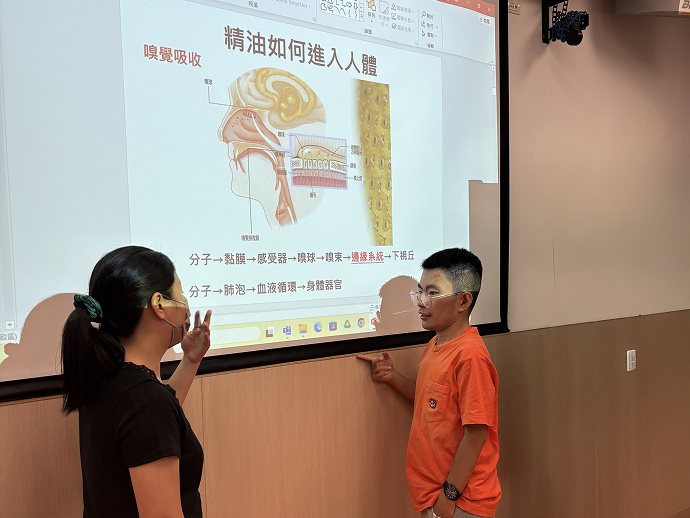 Boss Kin was being taught aroma knowledge by an aroma teacher.