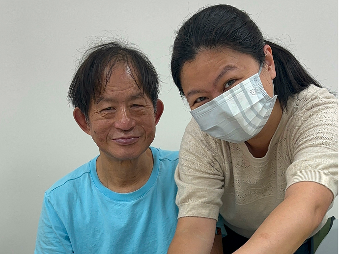 The aroma teacher and the team members made aroma diffuser stones together, appearing relaxed and comfortable.