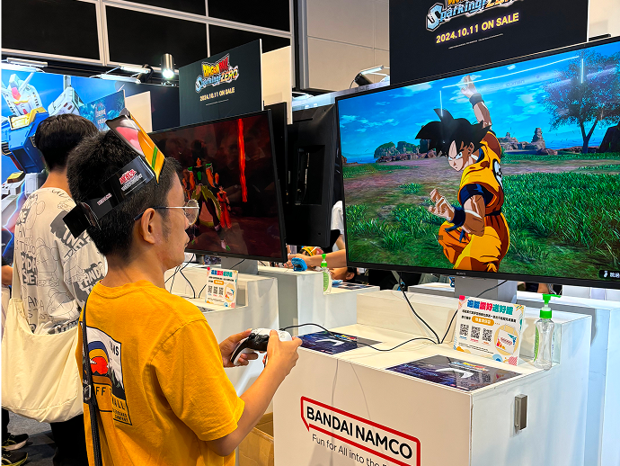Members participated in electronic game activities in the venue, focusing on the game screen.