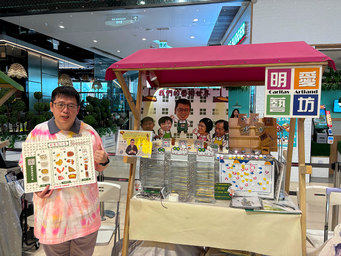 Boss Mun and Principal Kwok from Caritas Joyful School posed for a photo holding the "Caritas Ice Room" menu in front of the stall.