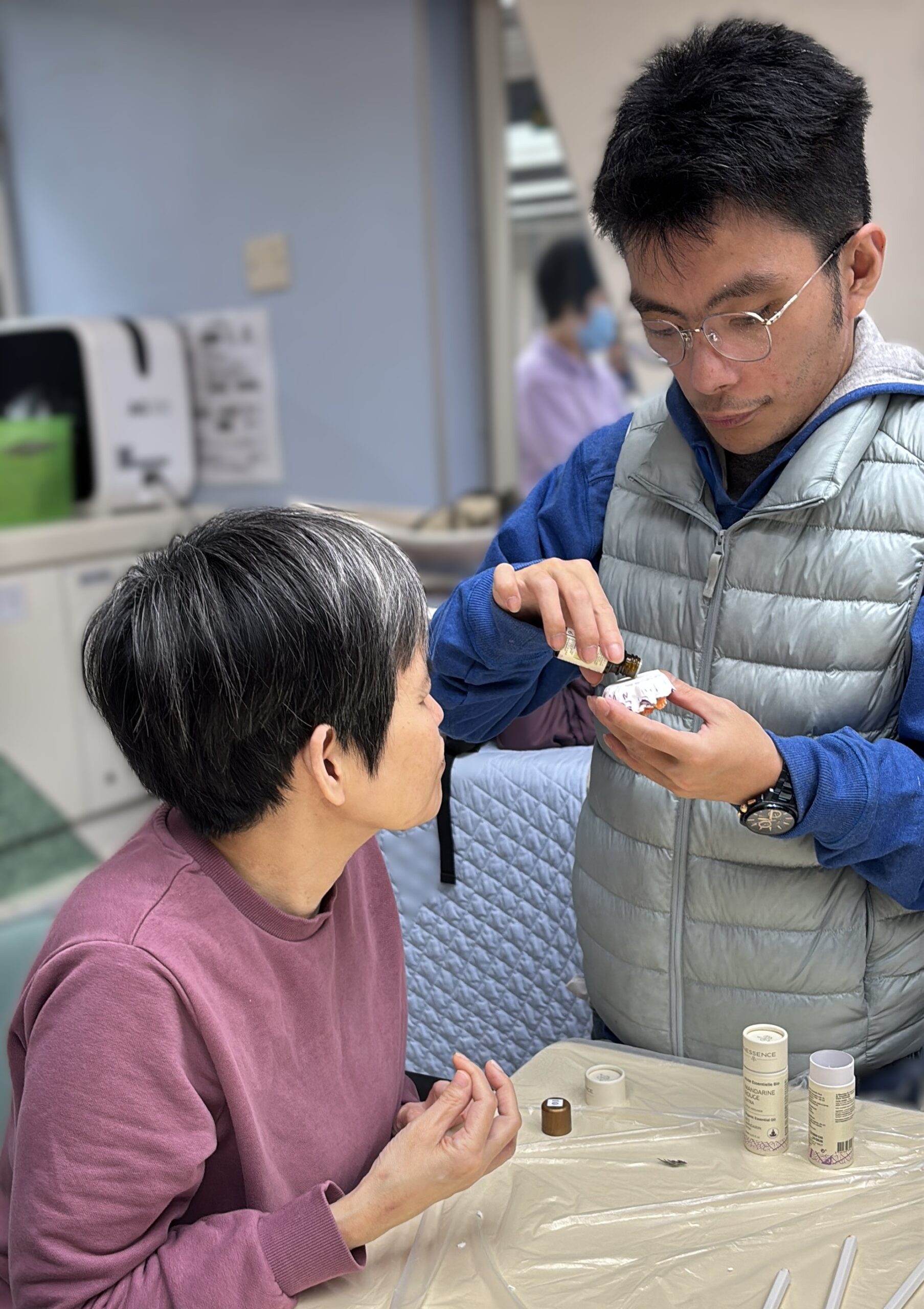 藝術家健仔為參加者倒香薰精油在擴香石上