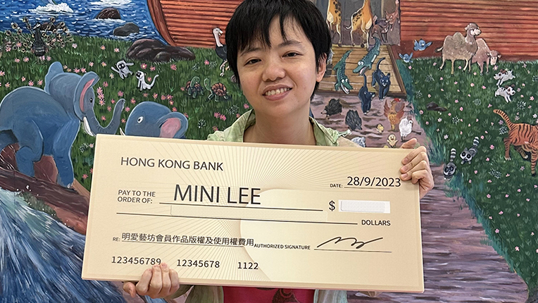 老闆Mini手持一張金額巨大的支票，面帶微笑，展現出驚喜與喜悅的神情。