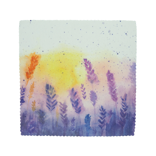 眼鏡布上印有水彩插畫,展現夕陽下浪漫紫色的熏衣草花田。