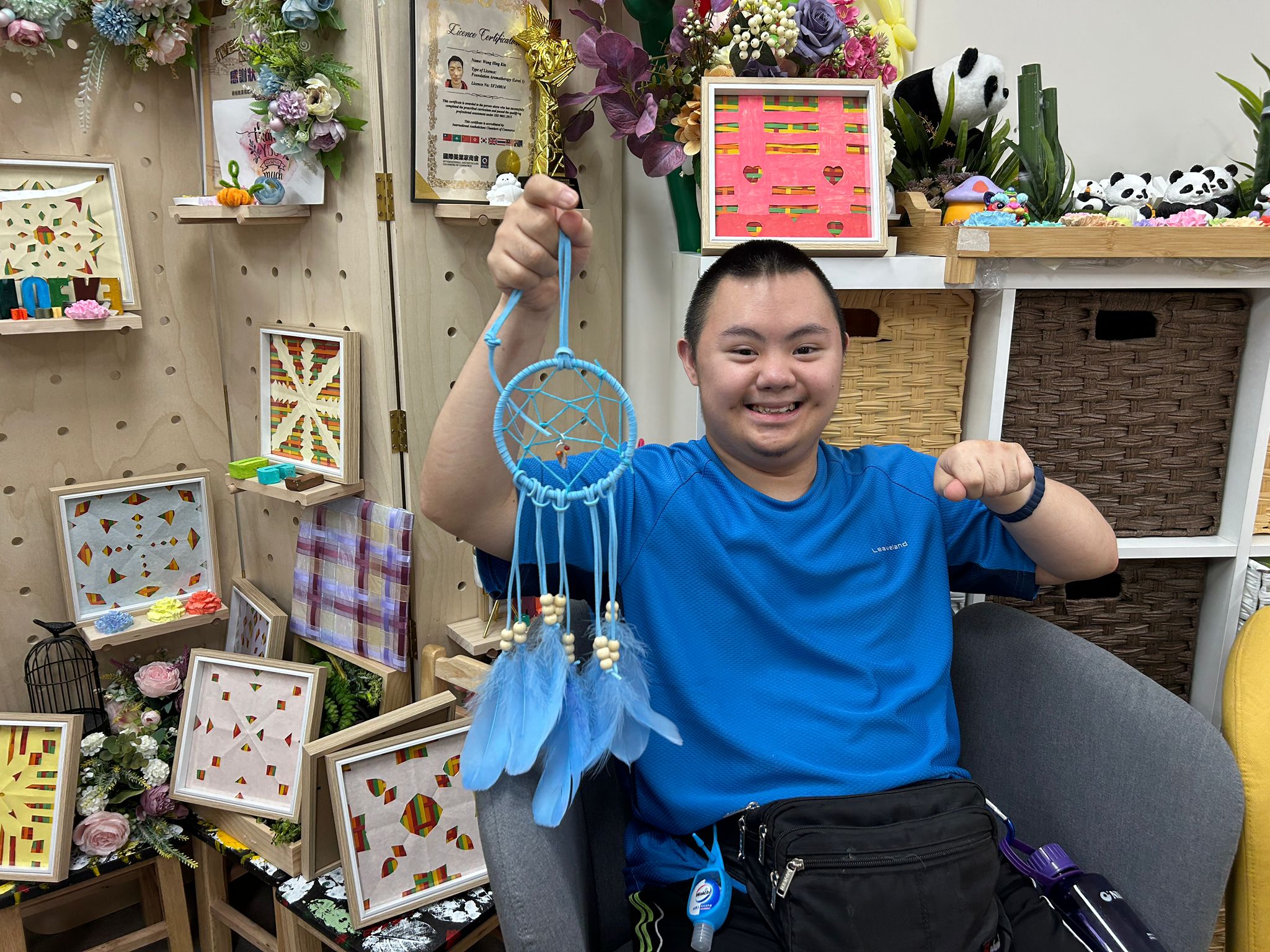 參加者拿著捕夢網作品開心笑容